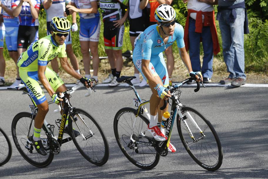 Aru inseguito da Contador. Bettini